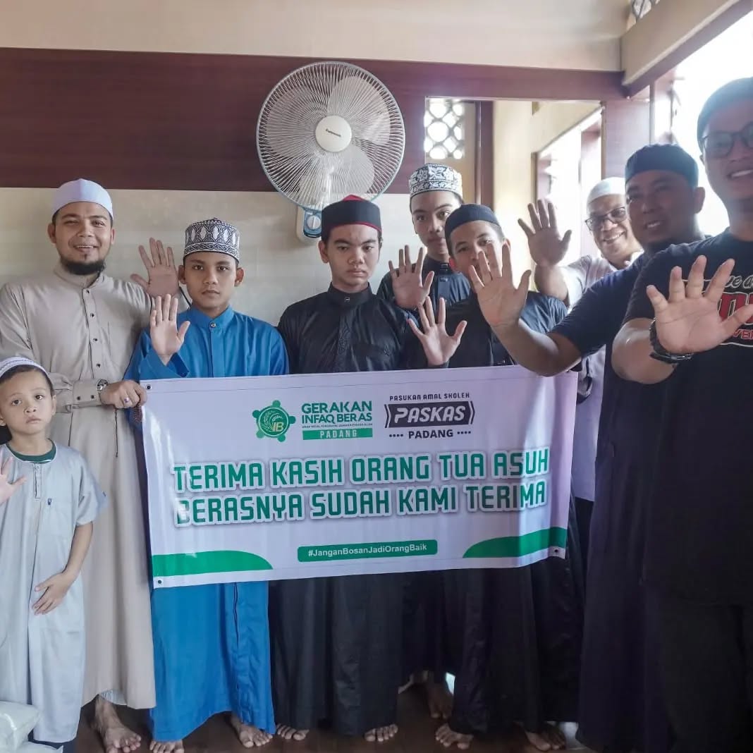 Kegiatan Gerakan Infaq Beras Padang bersama santri