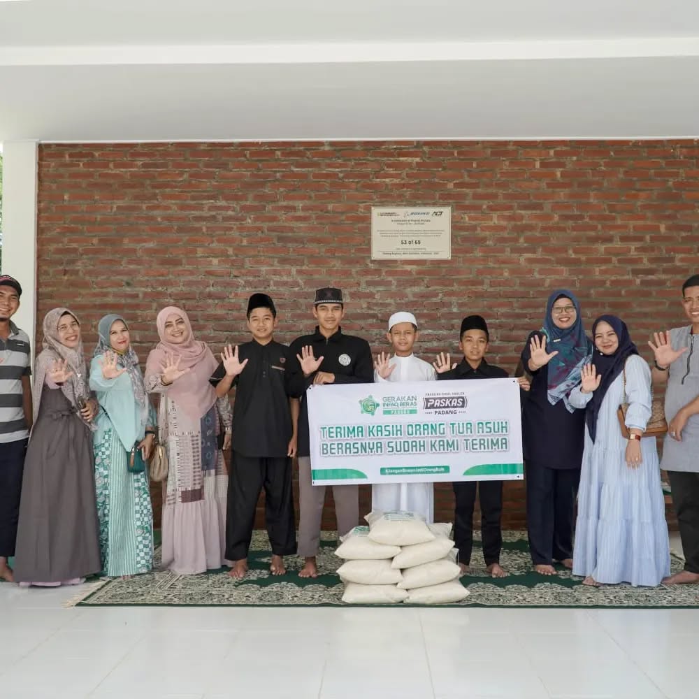 Kegiatan penyaluran beras GIB Padang