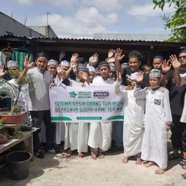 Santri pondok tahfiz menerima bantuan beras